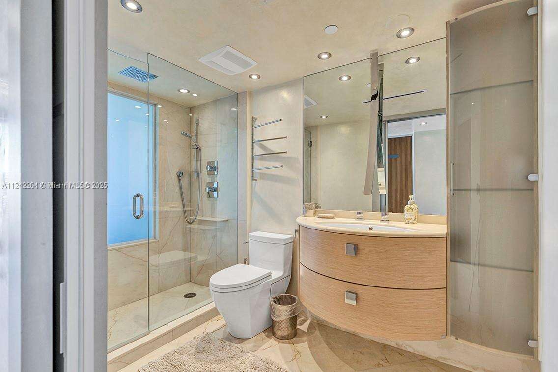 La Perla at 16699 Collins Ave, Sunny Isles Beach, FL 33160 - For Rent photo 20