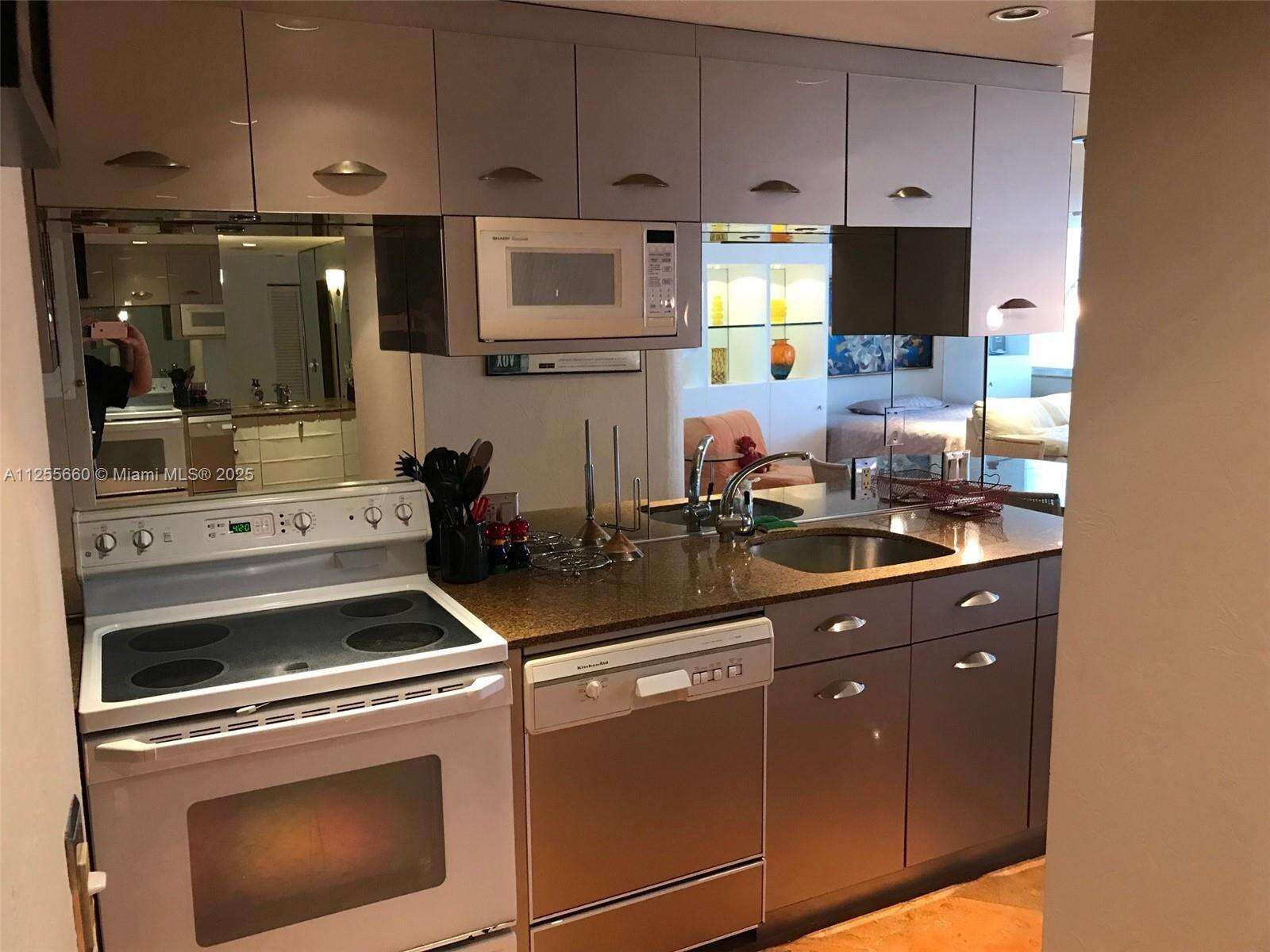 Decoplage at 100 Lincoln Rd, Miami Beach, FL 33139 - For Rent photo 18