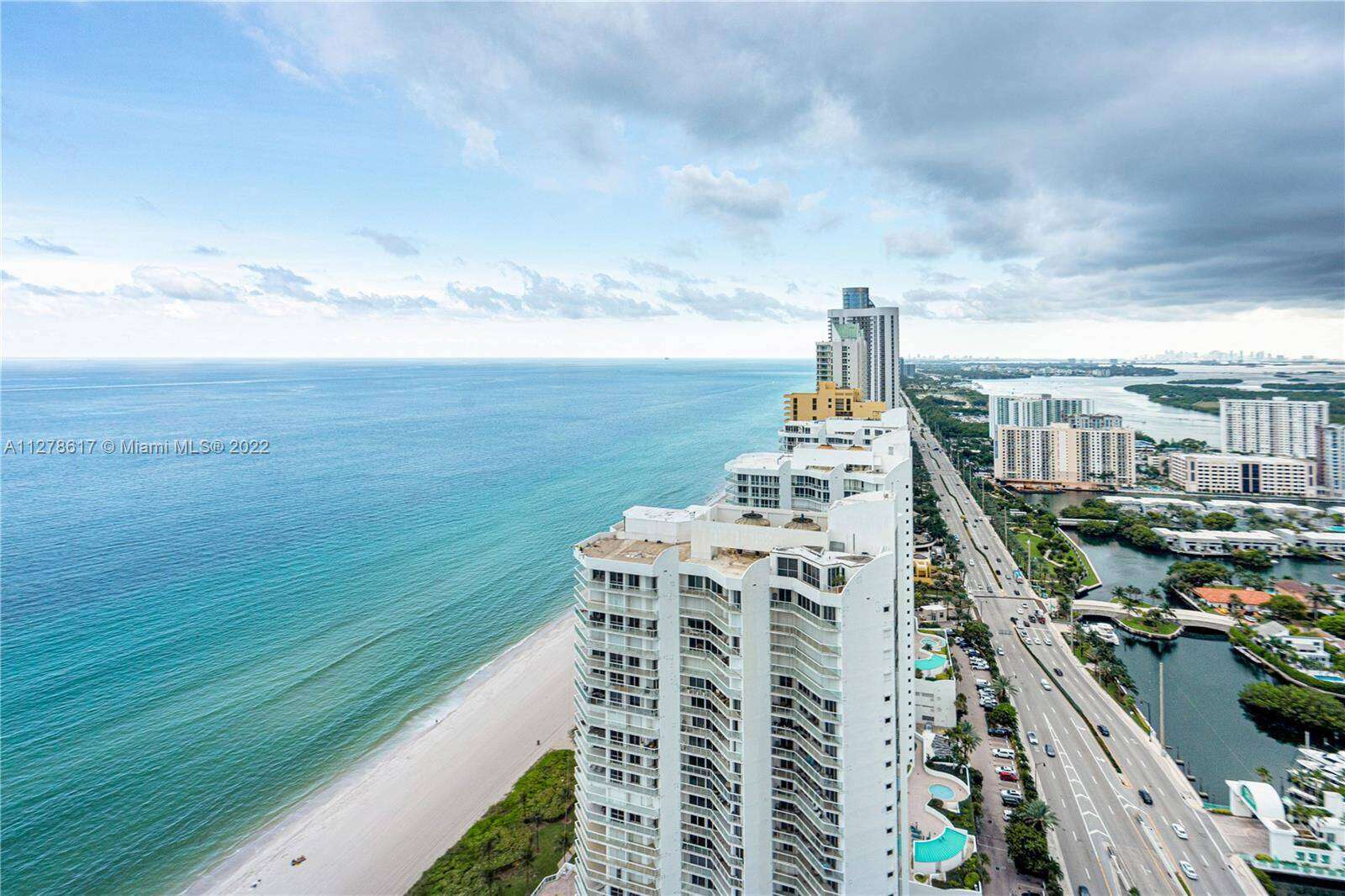 La Perla at 16699 Collins Ave, Sunny Isles Beach, FL 33160 - For Rent photo 2