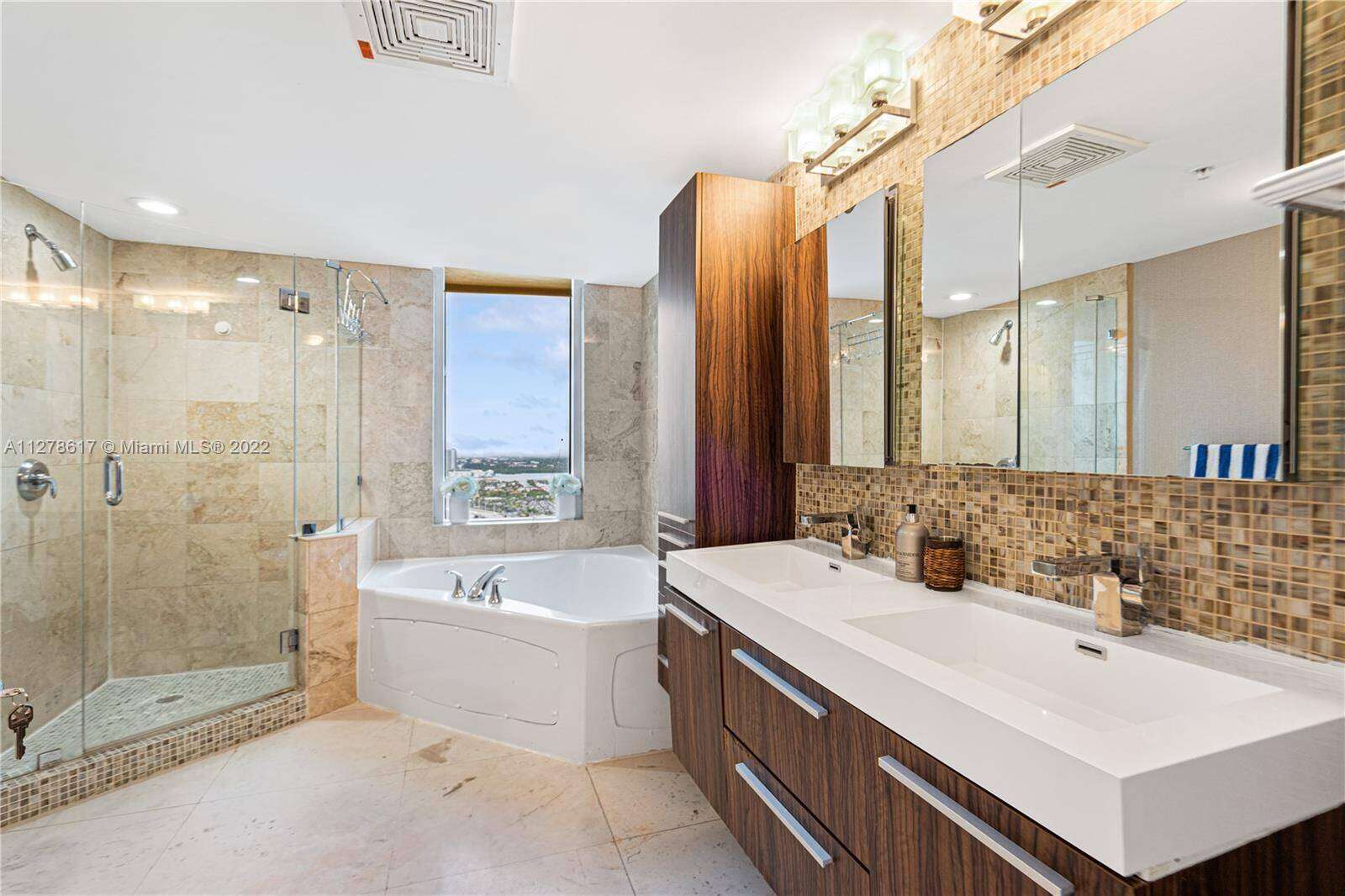 La Perla at 16699 Collins Ave, Sunny Isles Beach, FL 33160 - For Rent photo 12
