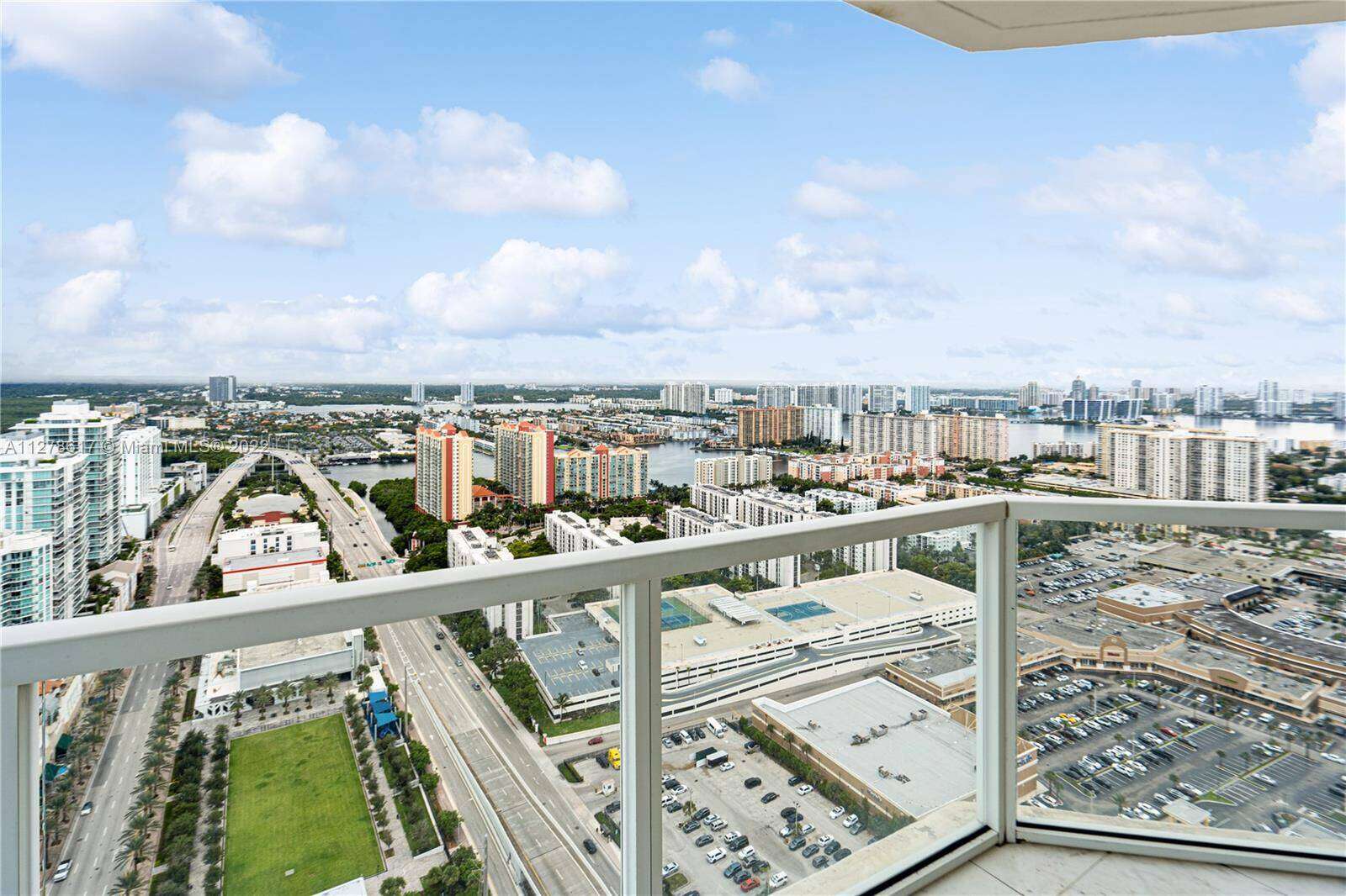 La Perla at 16699 Collins Ave, Sunny Isles Beach, FL 33160 - For Rent photo 3