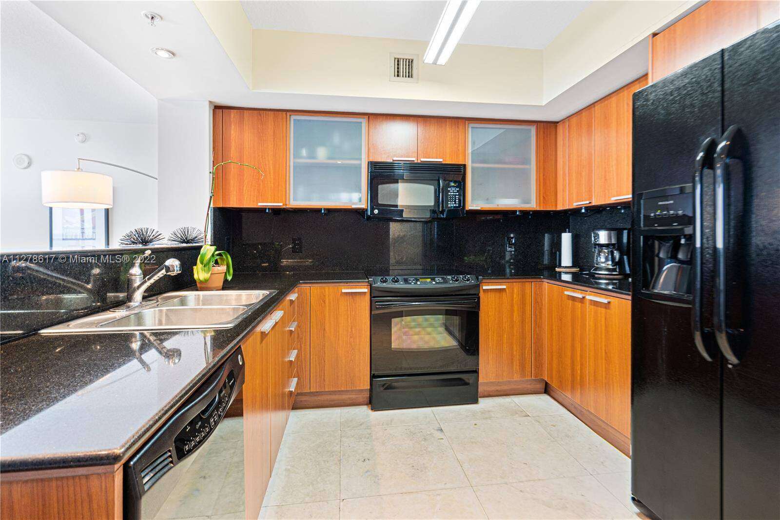 La Perla at 16699 Collins Ave, Sunny Isles Beach, FL 33160 - For Rent photo 5