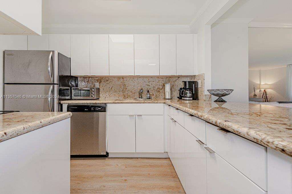 Roney Palace at 2301 Collins Ave, Miami Beach, FL 33139 - For Rent photo 12