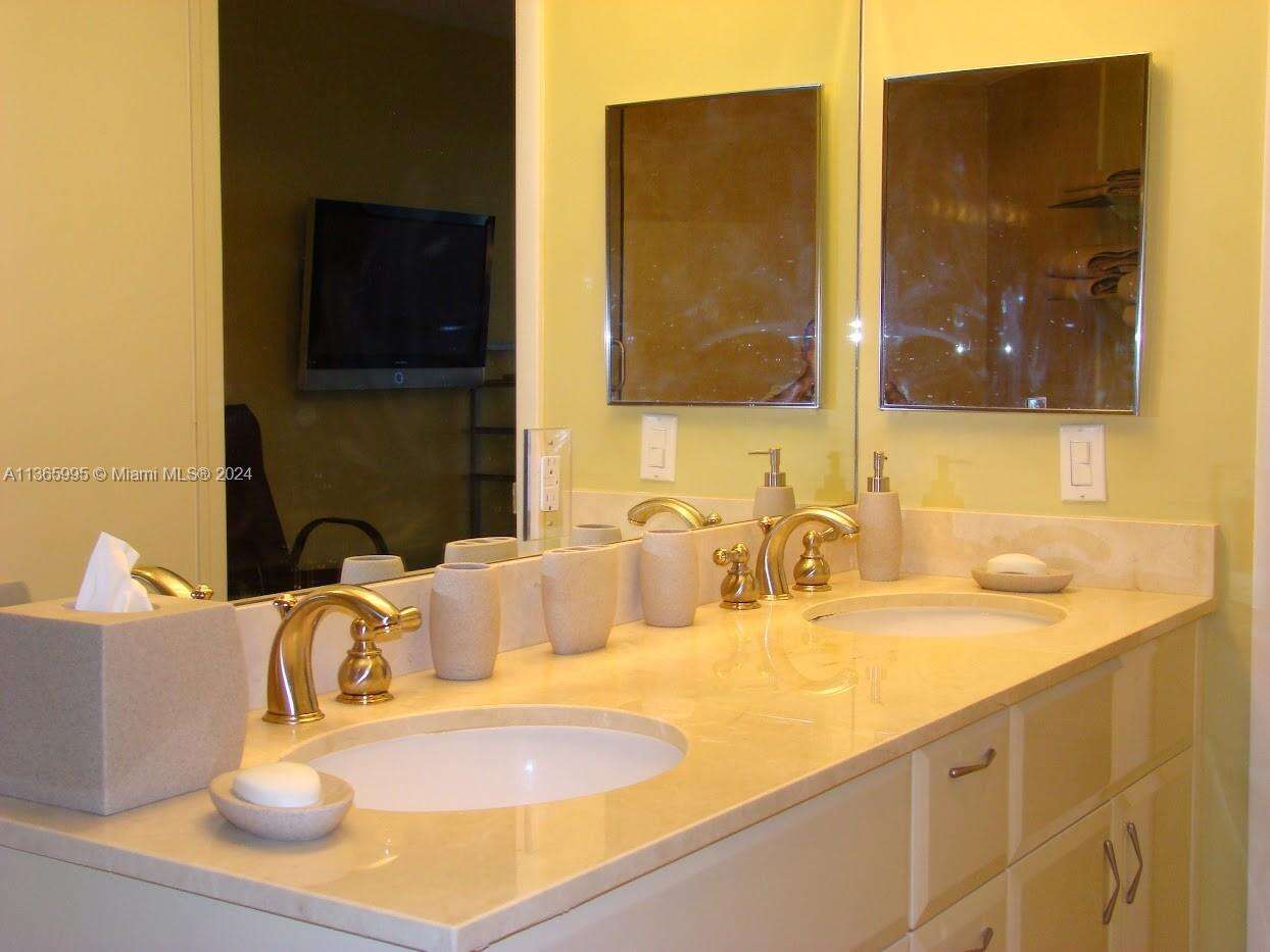 Akoya at 6365 Collins Ave, Miami Beach, FL 33141 - For Rent photo 10