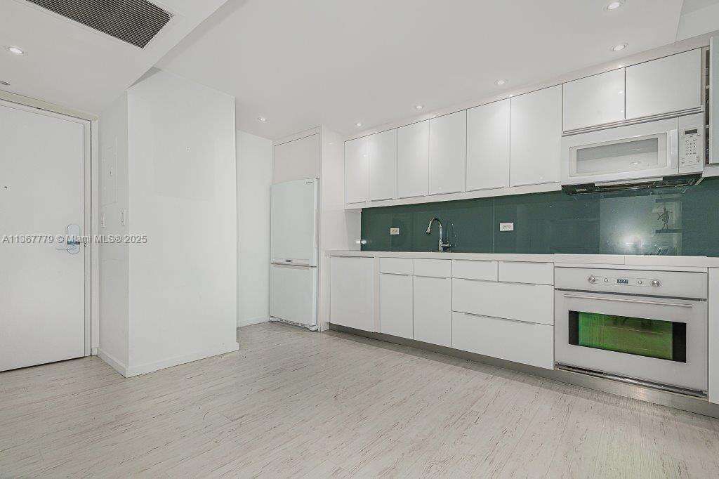 Roney Palace at 2301 Collins Ave, Miami Beach, FL 33139 - For Rent photo 3