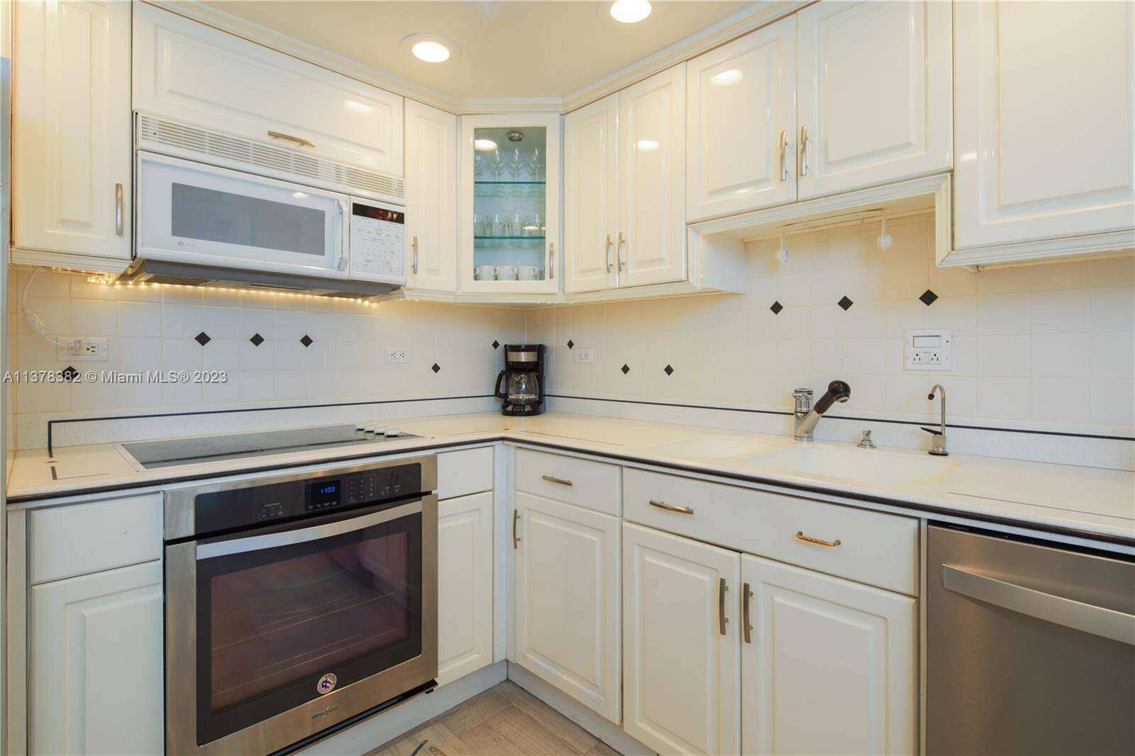 The Carriage Club North at 5005 Collins Ave, Miami Beach, FL 33140 - For Rent photo 12