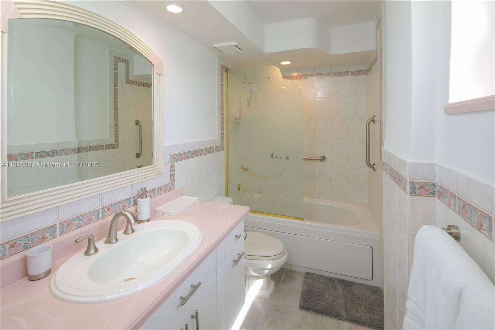 The Carriage Club North at 5005 Collins Ave, Miami Beach, FL 33140 - For Rent photo 16