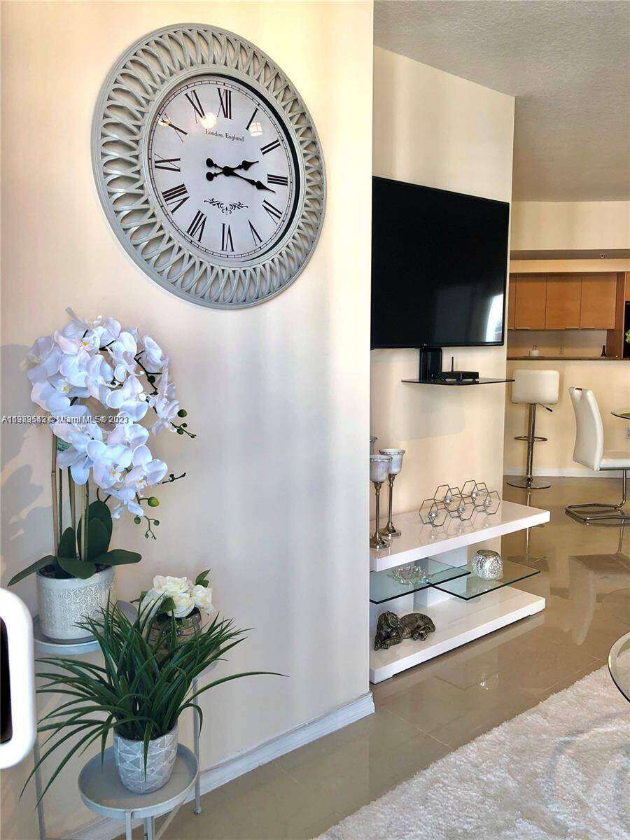 La Perla at 16699 Collins Ave, Sunny Isles Beach, FL 33160 - For Rent photo 8