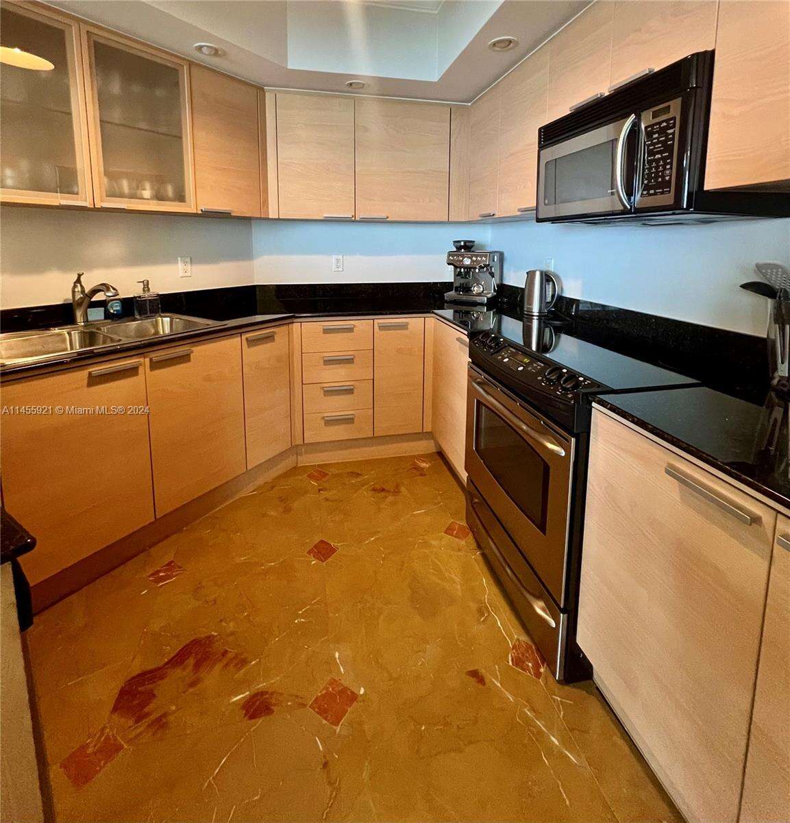 La Perla at 16699 Collins Ave, Sunny Isles Beach, FL 33160 - For Rent photo 11