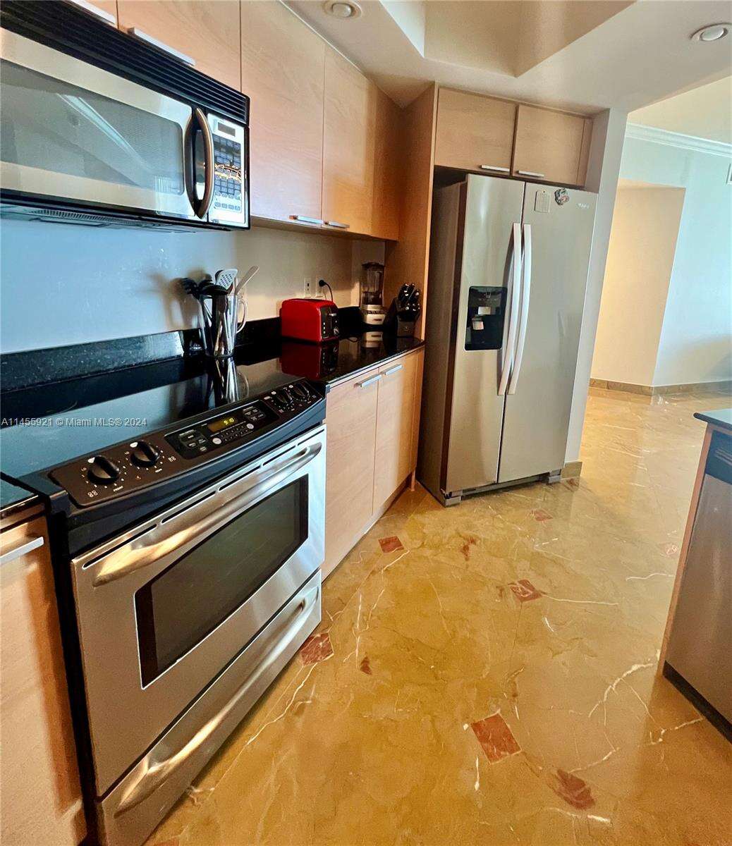 La Perla at 16699 Collins Ave, Sunny Isles Beach, FL 33160 - For Rent photo 12
