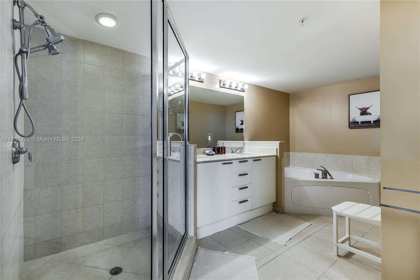 La Perla at 16699 Collins Ave, Sunny Isles Beach, FL 33160 - For Rent photo 17