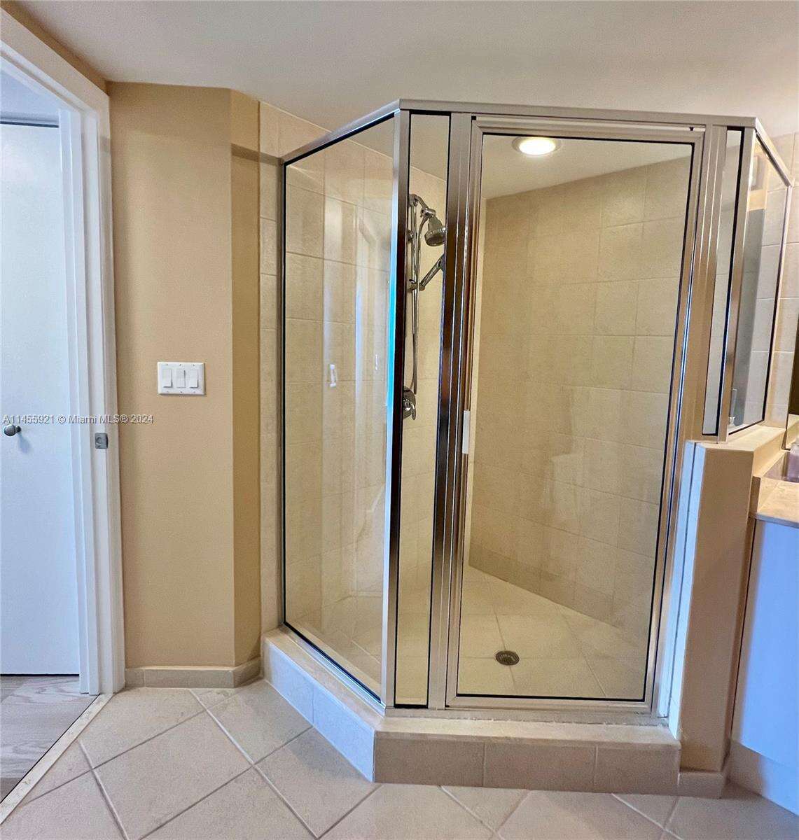 La Perla at 16699 Collins Ave, Sunny Isles Beach, FL 33160 - For Rent photo 18