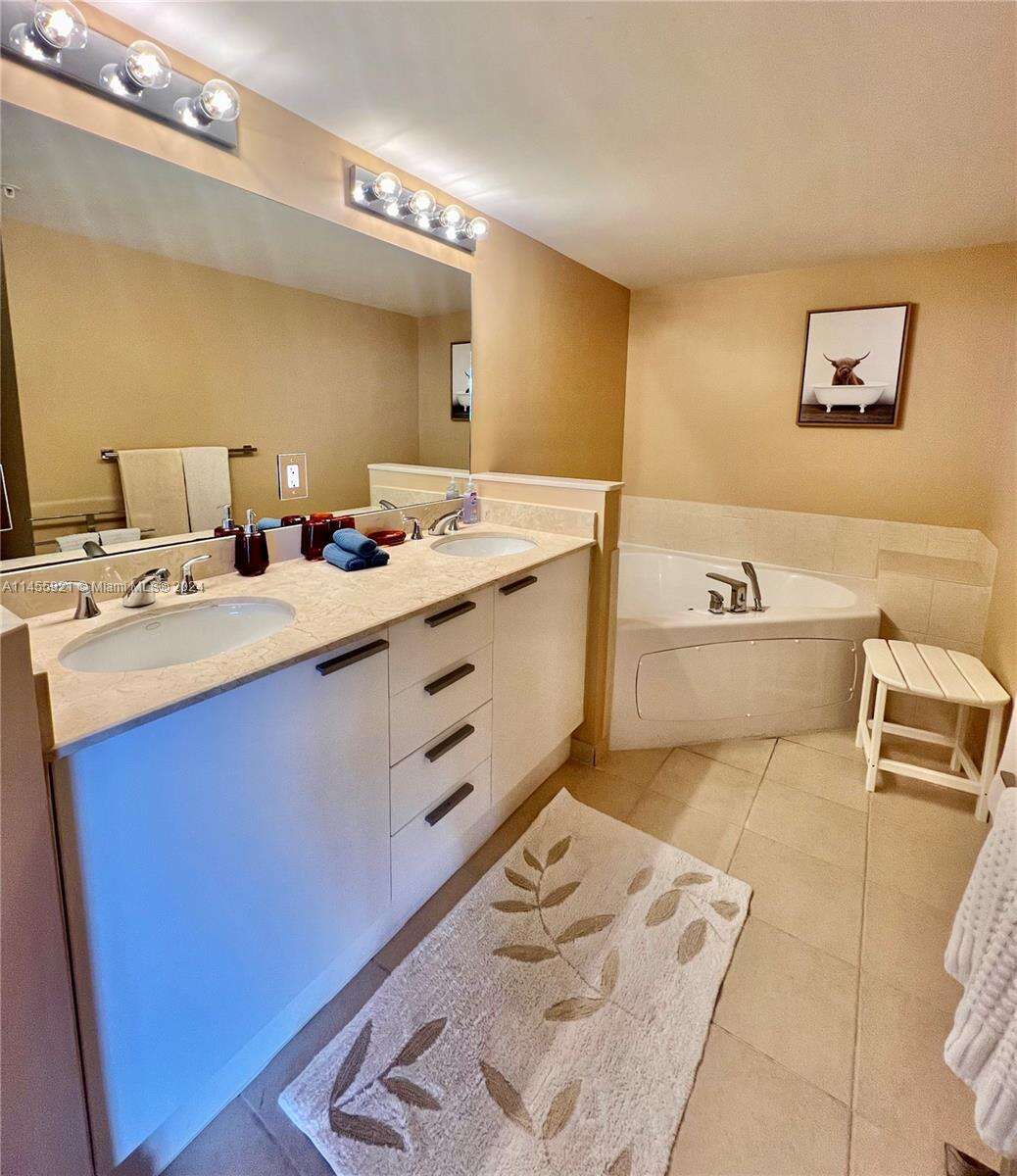 La Perla at 16699 Collins Ave, Sunny Isles Beach, FL 33160 - For Rent photo 20