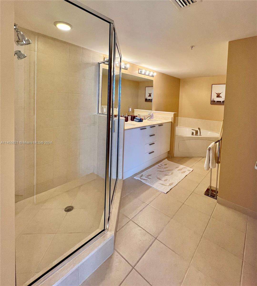 La Perla at 16699 Collins Ave, Sunny Isles Beach, FL 33160 - For Rent photo 21