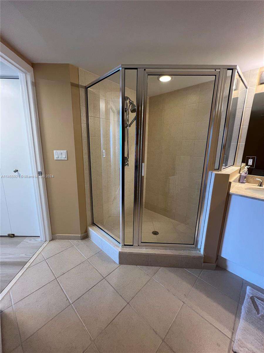 La Perla at 16699 Collins Ave, Sunny Isles Beach, FL 33160 - For Rent photo 22