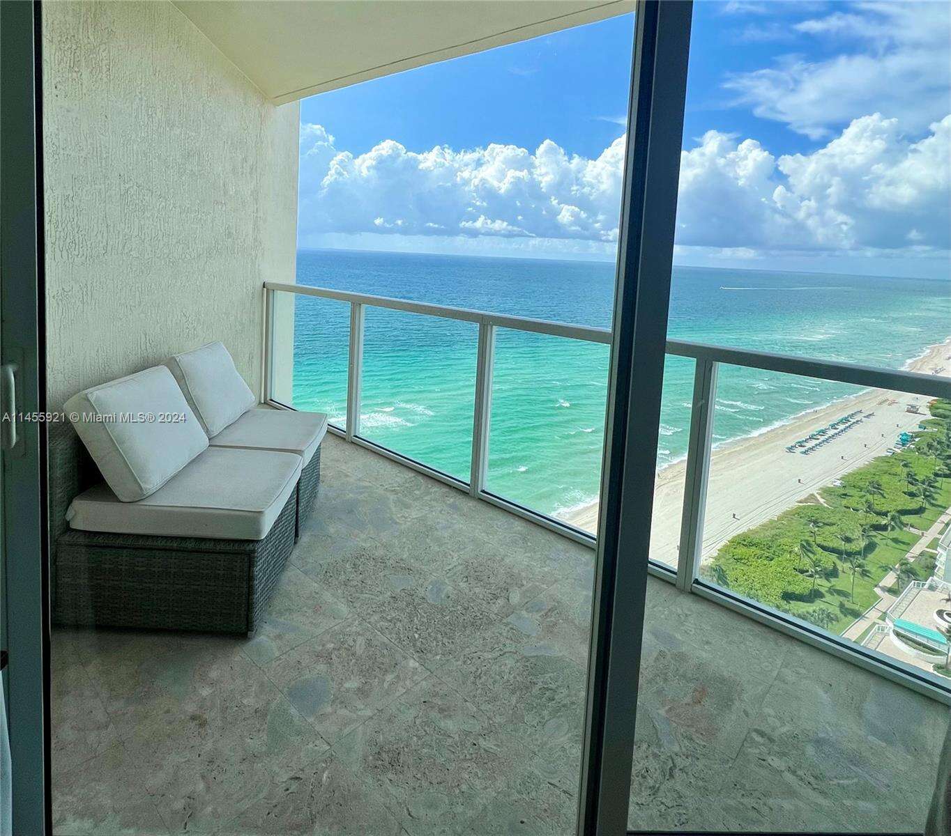 La Perla at 16699 Collins Ave, Sunny Isles Beach, FL 33160 - For Rent photo 35