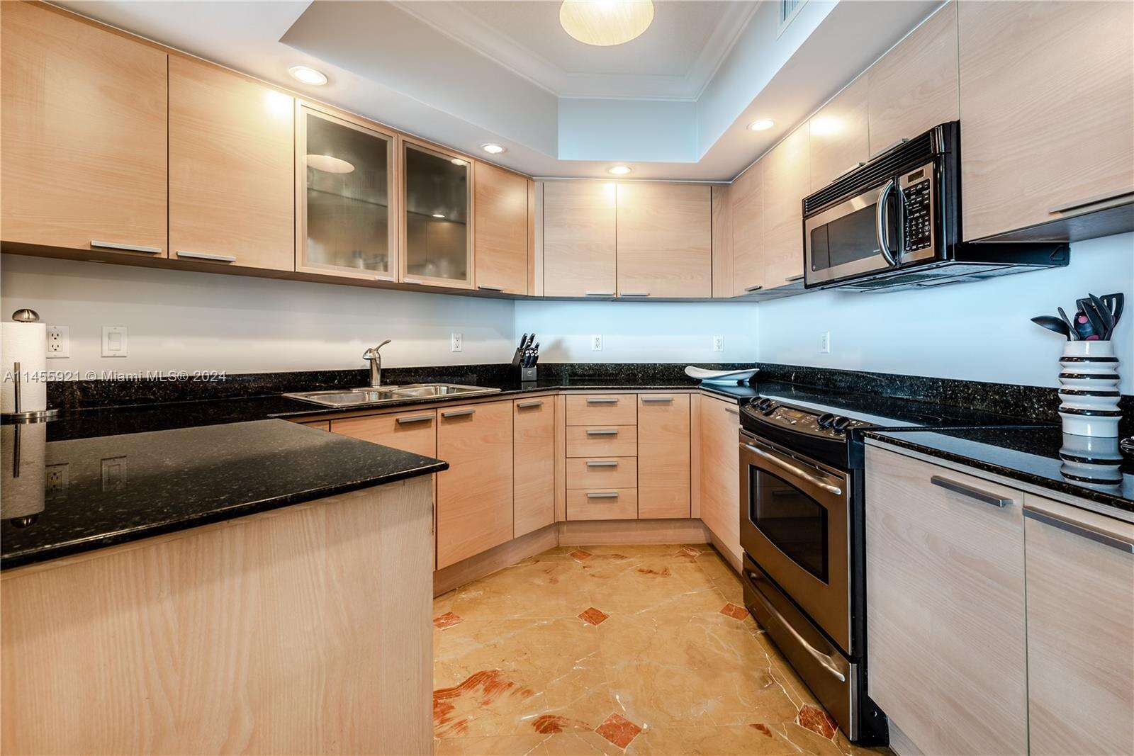 La Perla at 16699 Collins Ave, Sunny Isles Beach, FL 33160 - For Rent photo 7
