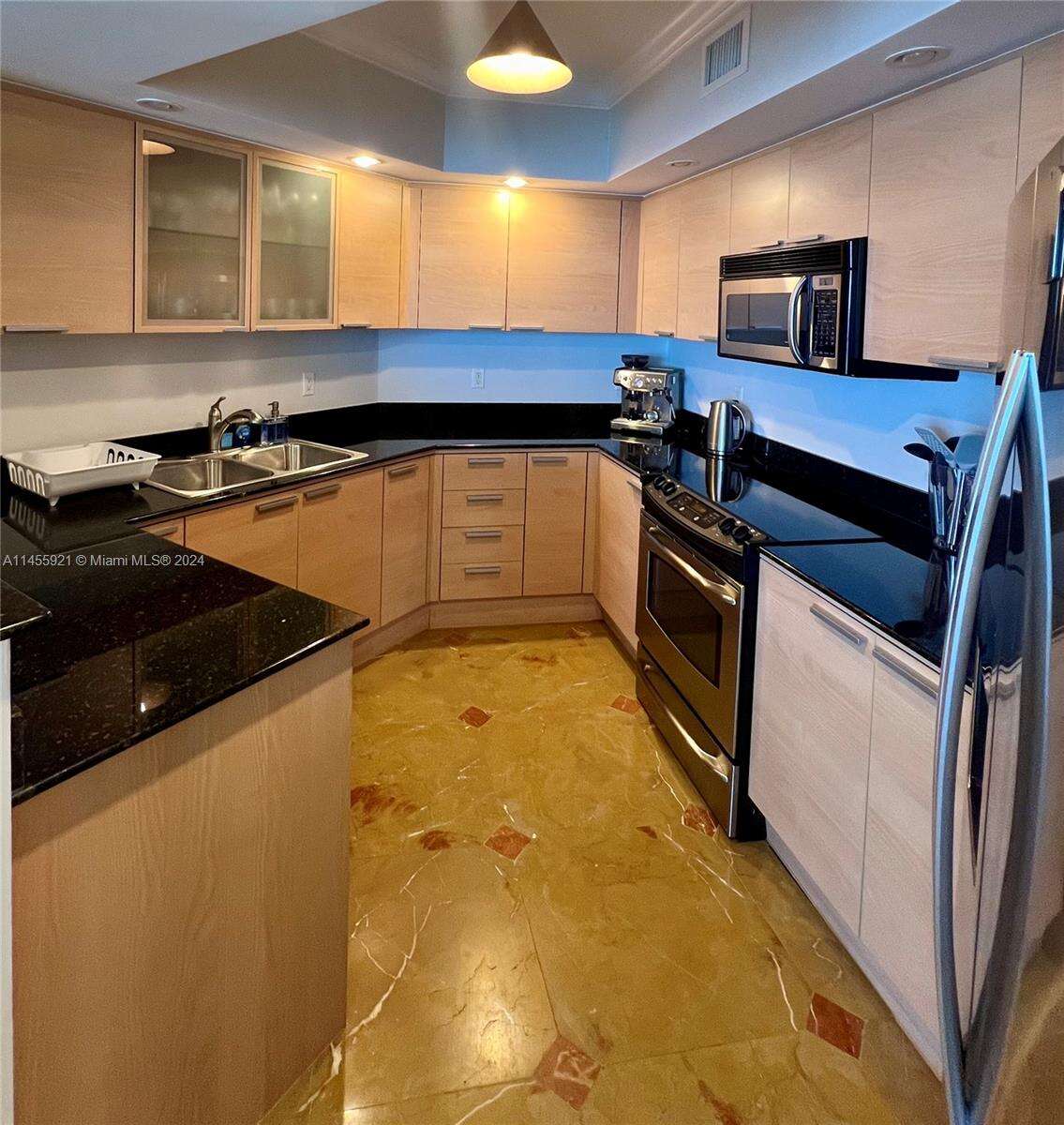 La Perla at 16699 Collins Ave, Sunny Isles Beach, FL 33160 - For Rent photo 10