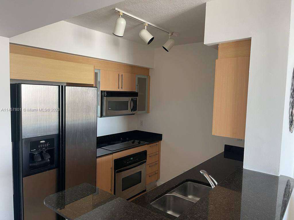 One Miami West at 325 Biscayne Blvd, Miami, FL 33131 - For Rent photo 2