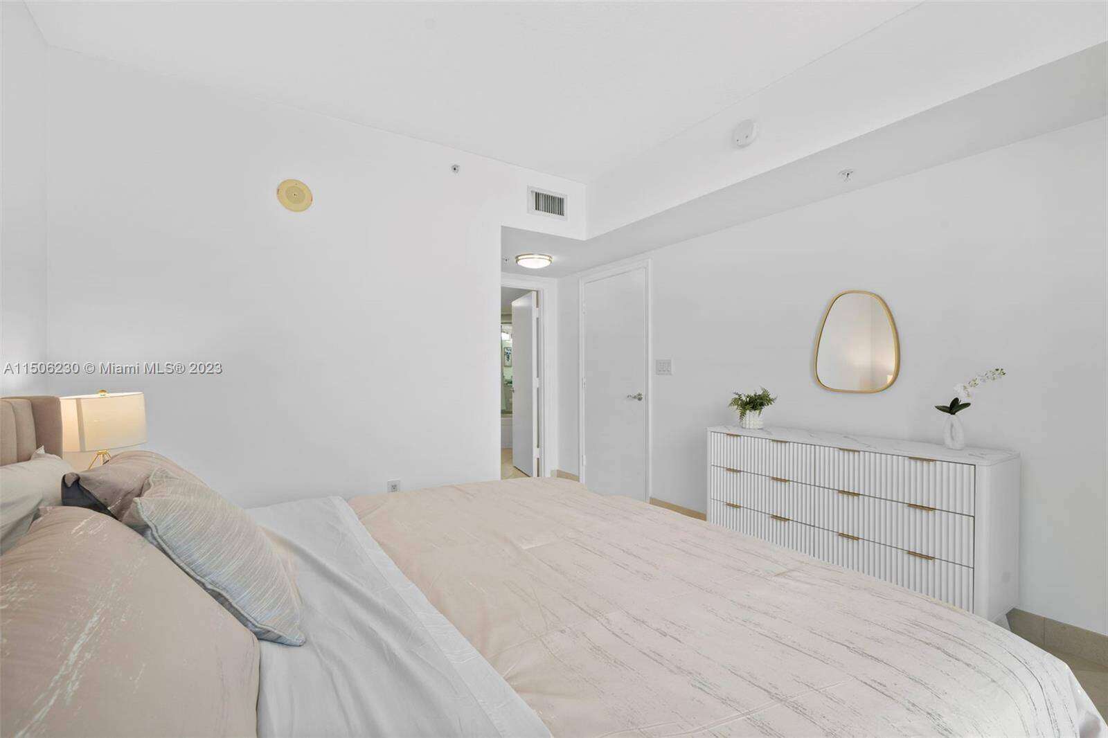 La Perla at 16699 Collins Ave, Sunny Isles Beach, FL 33160 - For Rent photo 11