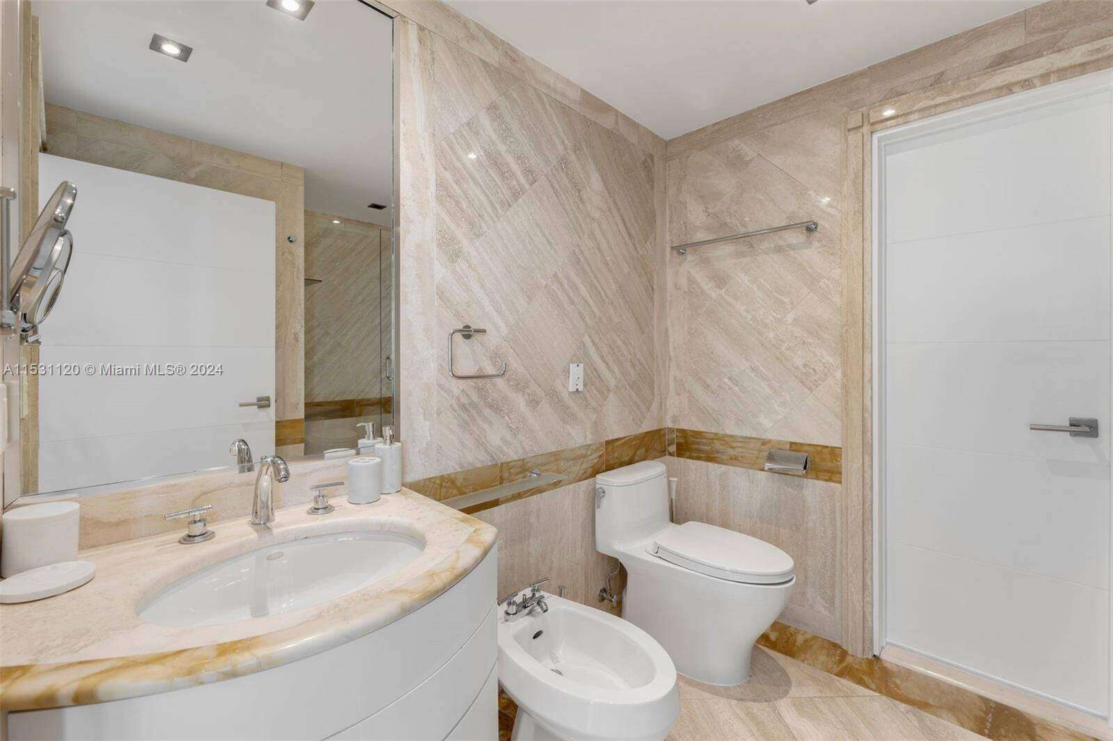 Hilton Bentley at 101 Ocean Dr, Miami Beach, FL 33139 - For Rent photo 24
