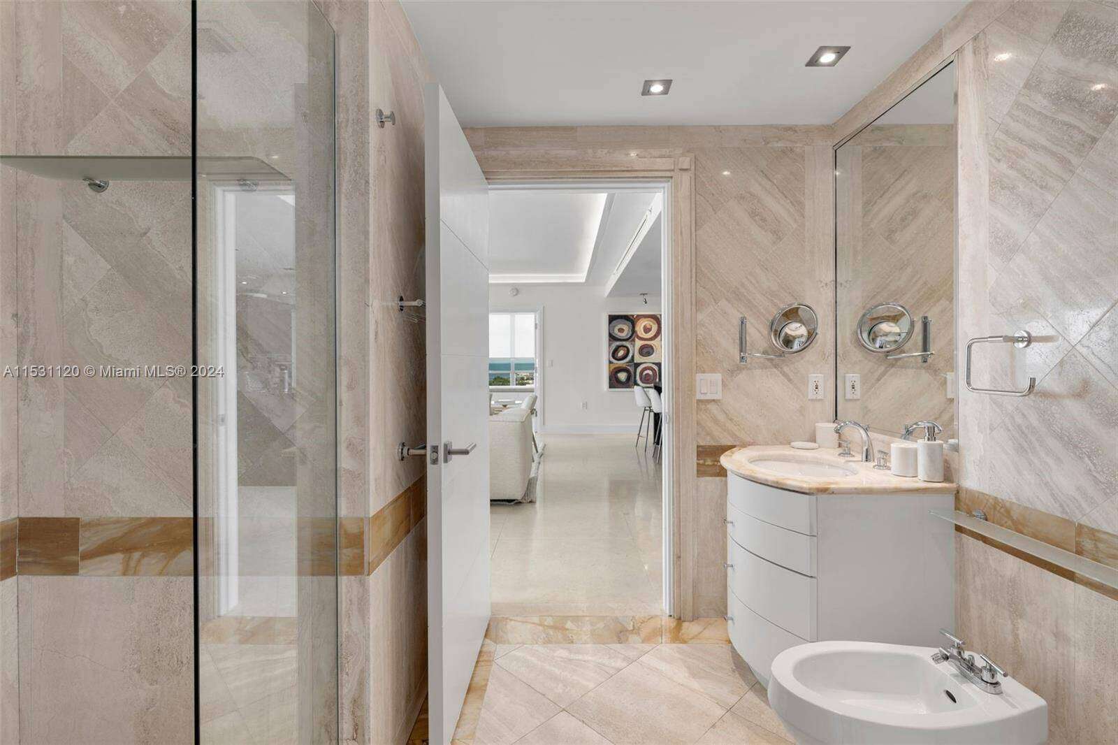 Hilton Bentley at 101 Ocean Dr, Miami Beach, FL 33139 - For Rent photo 25