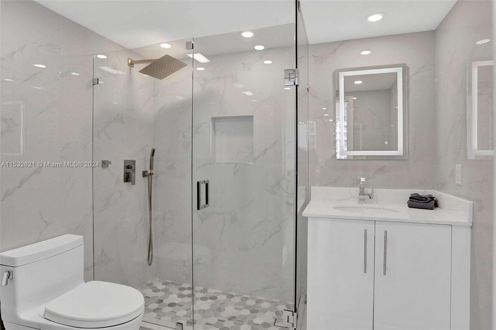 La Perla at 16699 Collins Ave, Sunny Isles Beach, FL 33160 - For Rent photo 13