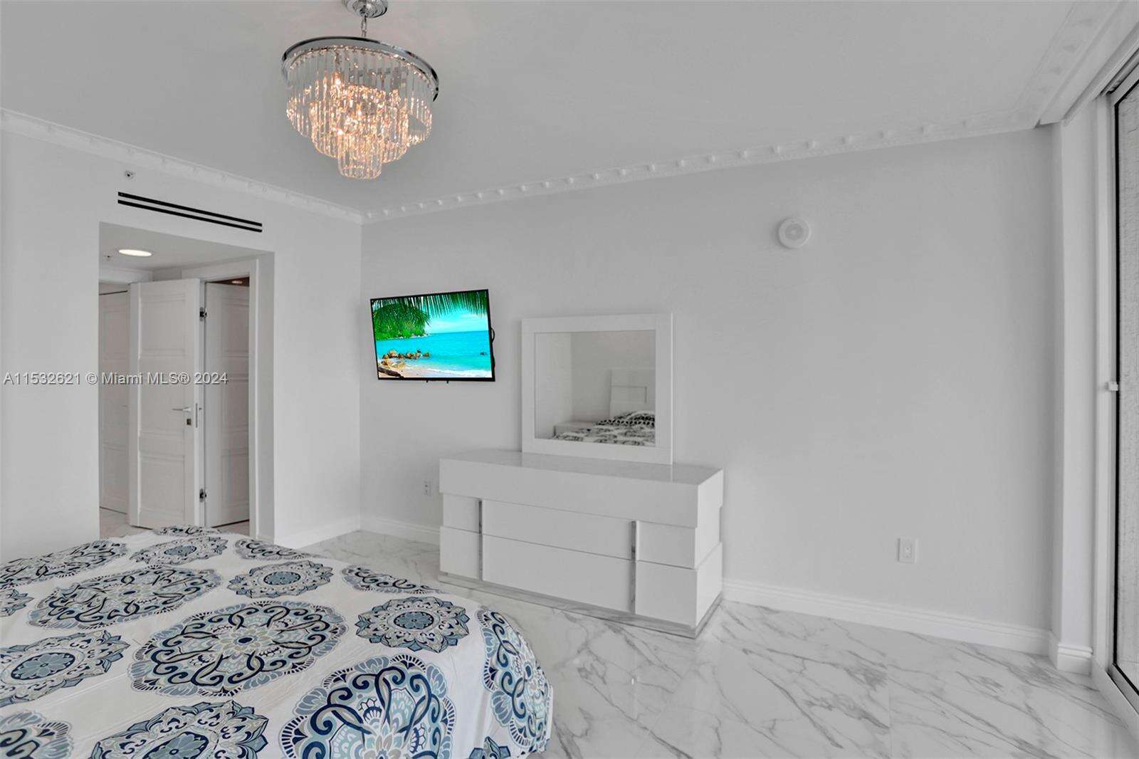 La Perla at 16699 Collins Ave, Sunny Isles Beach, FL 33160 - For Rent photo 18