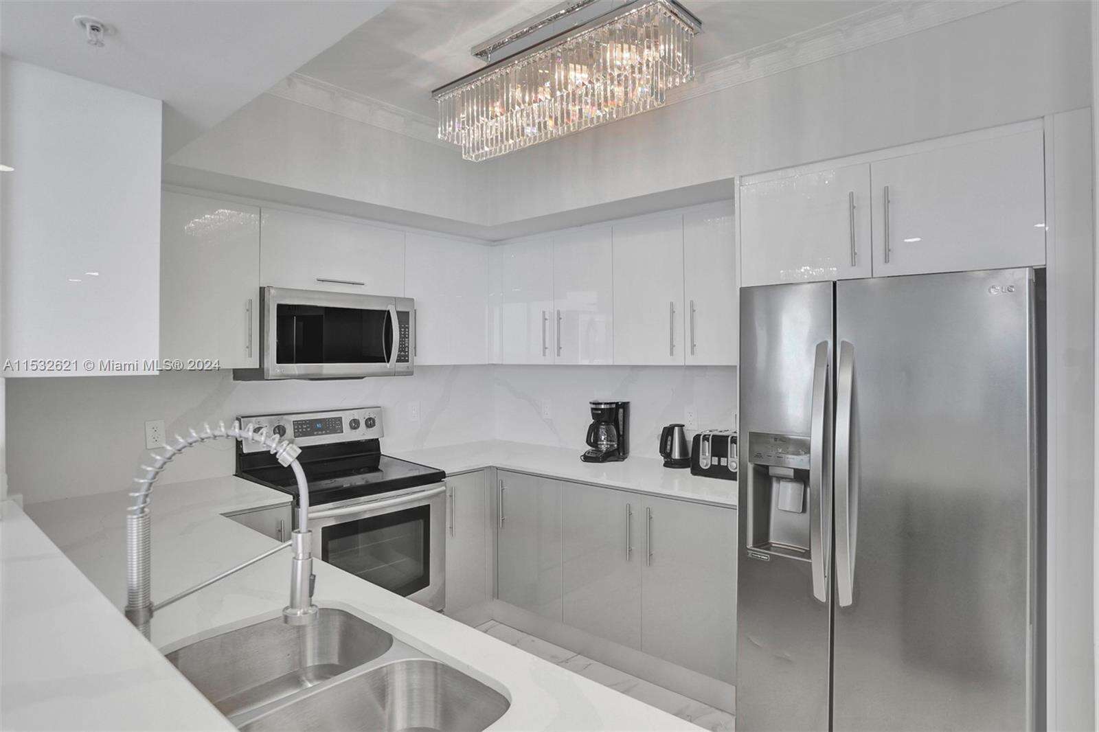 La Perla at 16699 Collins Ave, Sunny Isles Beach, FL 33160 - For Rent photo 4