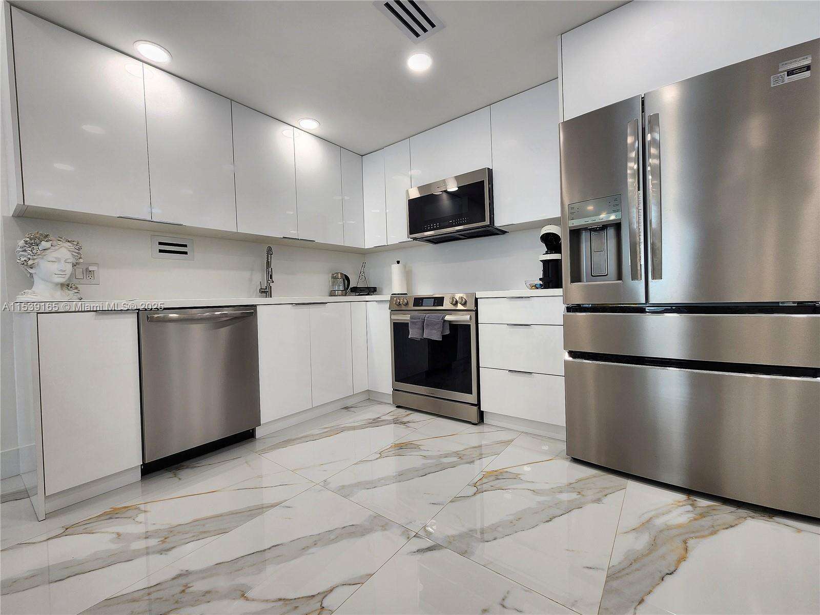 Alexander Towers at 3505 Ocean Dr, Hollywood, FL 33019 - For Rent photo 8