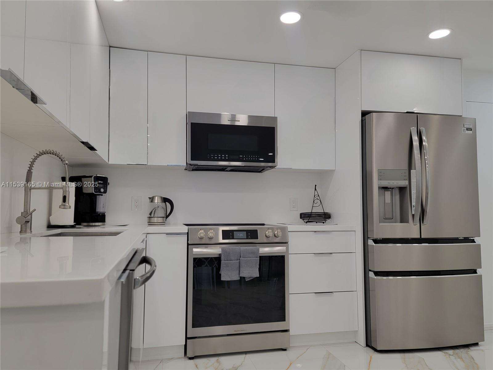Alexander Towers at 3505 Ocean Dr, Hollywood, FL 33019 - For Rent photo 9