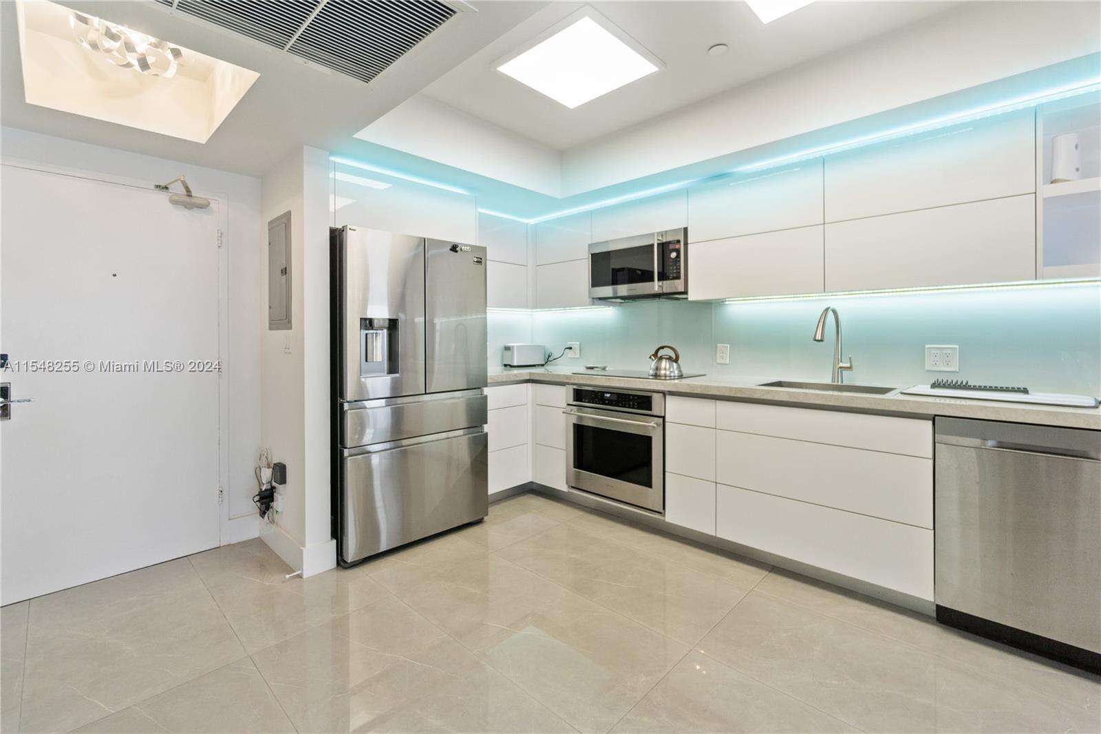 Decoplage at 100 Lincoln Rd, Miami Beach, FL 33139 - For Rent photo 11
