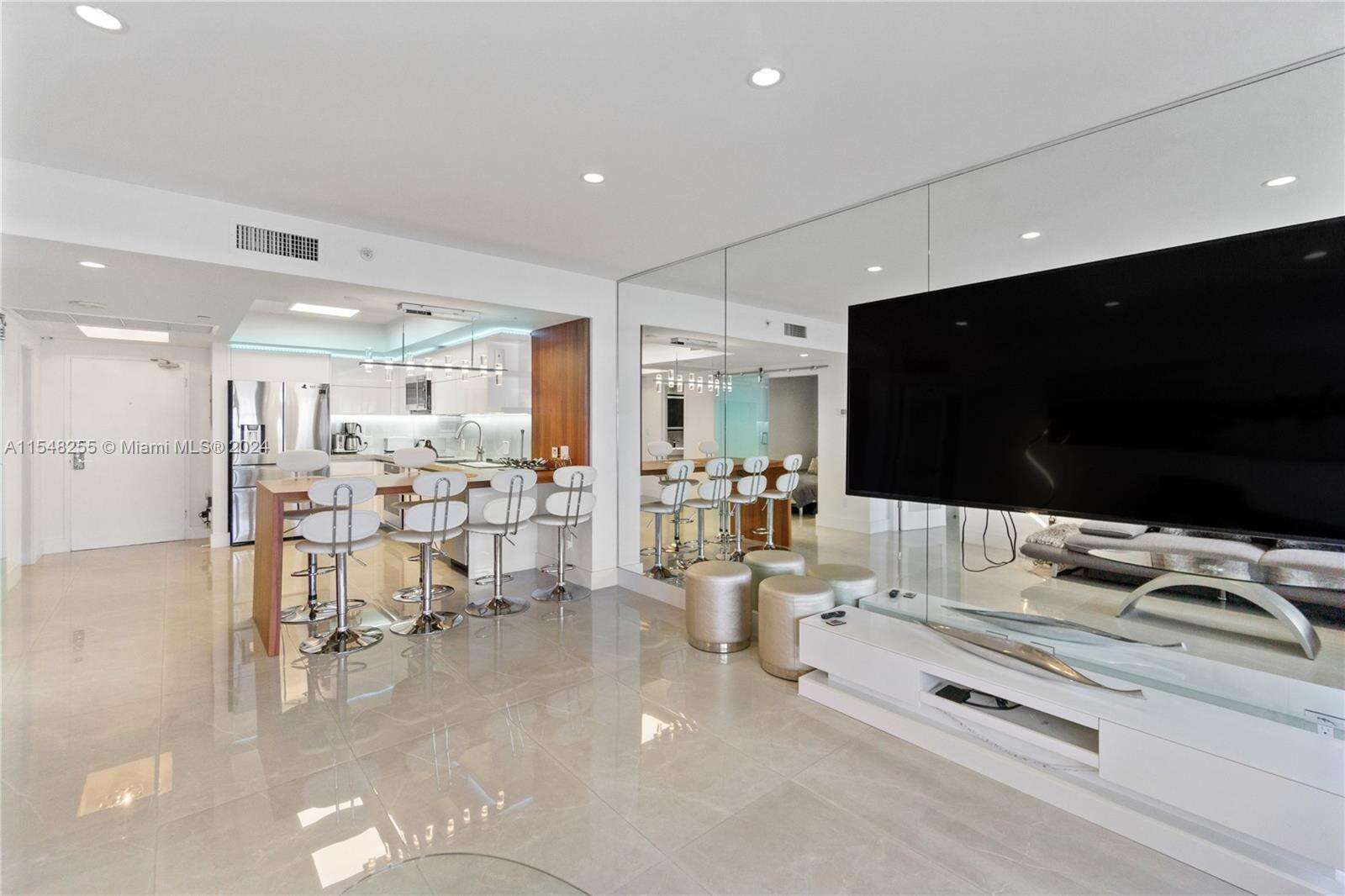 Decoplage at 100 Lincoln Rd, Miami Beach, FL 33139 - For Rent photo 4