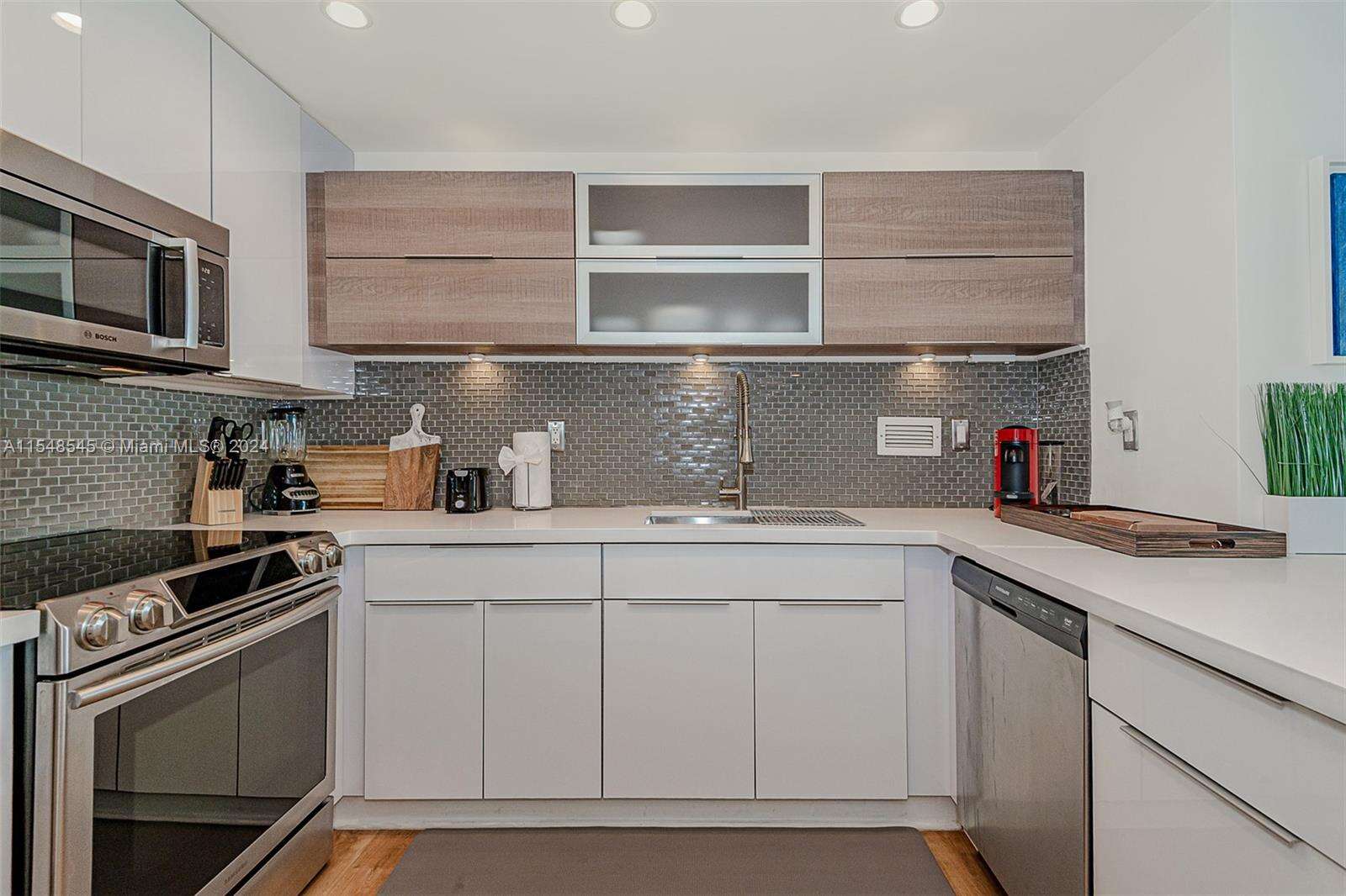 Roney Palace at 2301 Collins Ave, Miami Beach, FL 33139 - For Rent photo 14