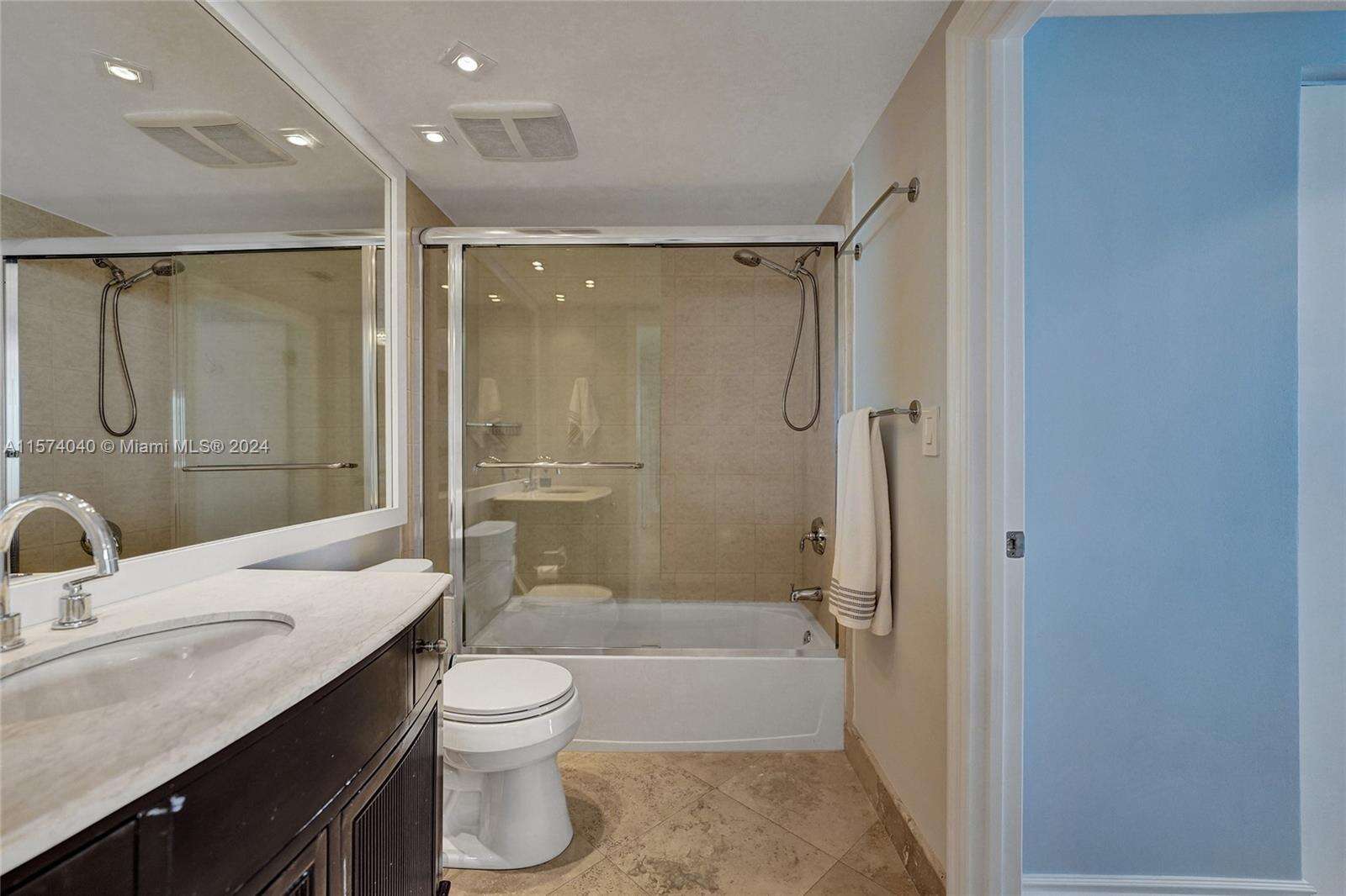 La Perla at 16699 Collins Ave, Sunny Isles Beach, FL 33160 - For Rent photo 23