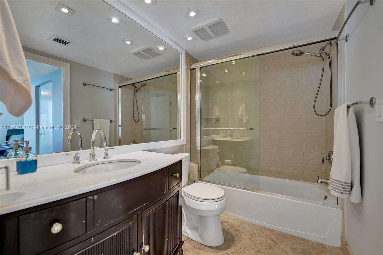 La Perla at 16699 Collins Ave, Sunny Isles Beach, FL 33160 - For Rent photo 24