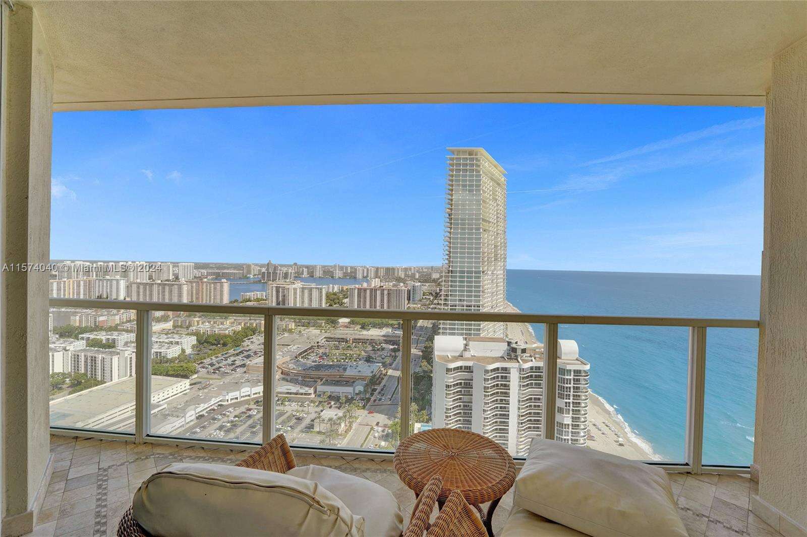 La Perla at 16699 Collins Ave, Sunny Isles Beach, FL 33160 - For Rent photo 33