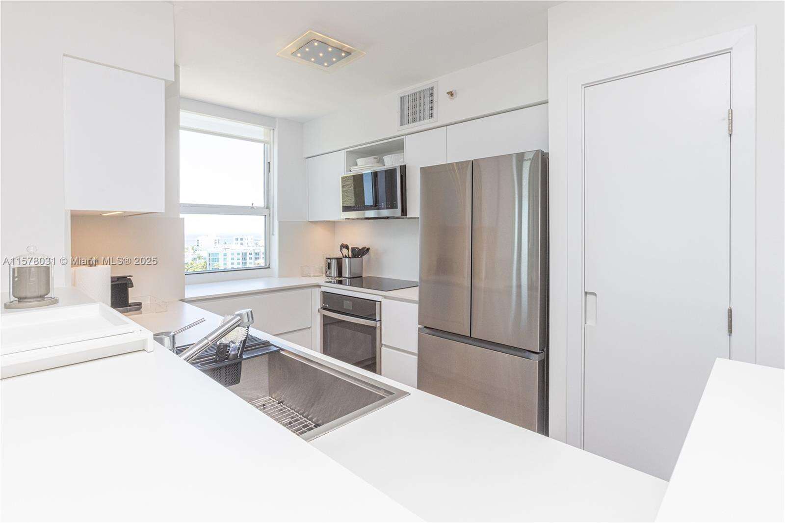 Yacht Club At Portofino at 90 Alton Rd, Miami Beach, FL 33139 - For Rent photo 11