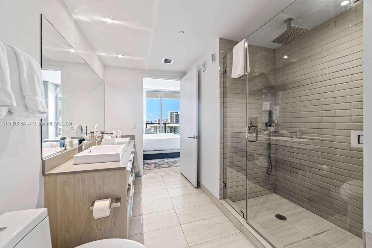 Hyde Beach House at 4010 Ocean Dr, Hollywood, FL 33019 - For Rent photo 19