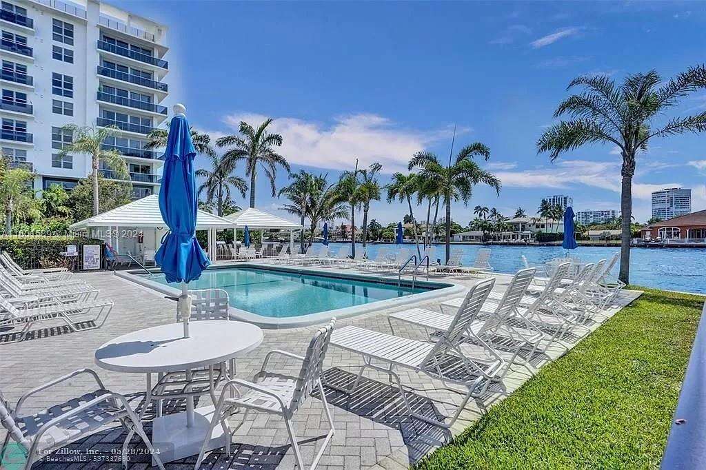 BAY COLONY CLUB