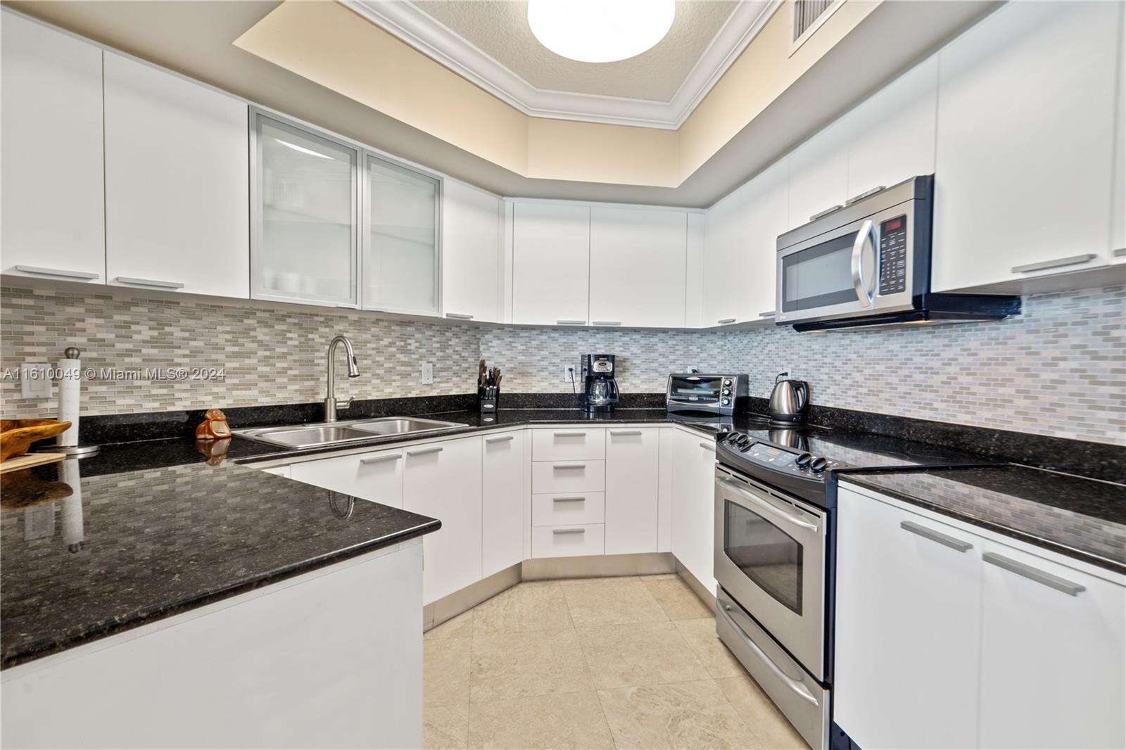 La Perla at 16699 Collins Ave, Sunny Isles Beach, FL 33160 - For Rent photo 11