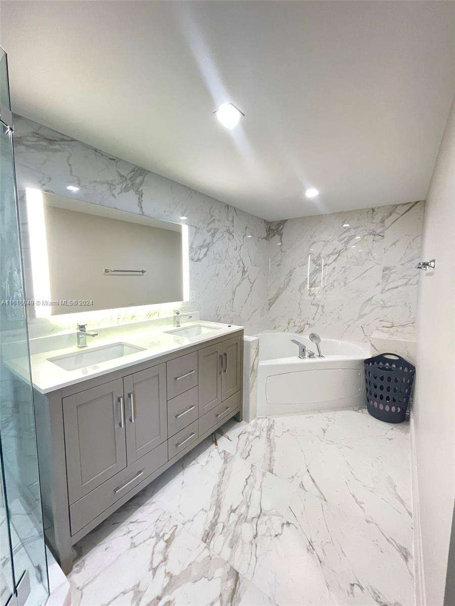 La Perla at 16699 Collins Ave, Sunny Isles Beach, FL 33160 - For Rent photo 5