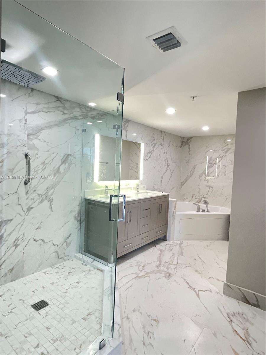 La Perla at 16699 Collins Ave, Sunny Isles Beach, FL 33160 - For Rent photo 6