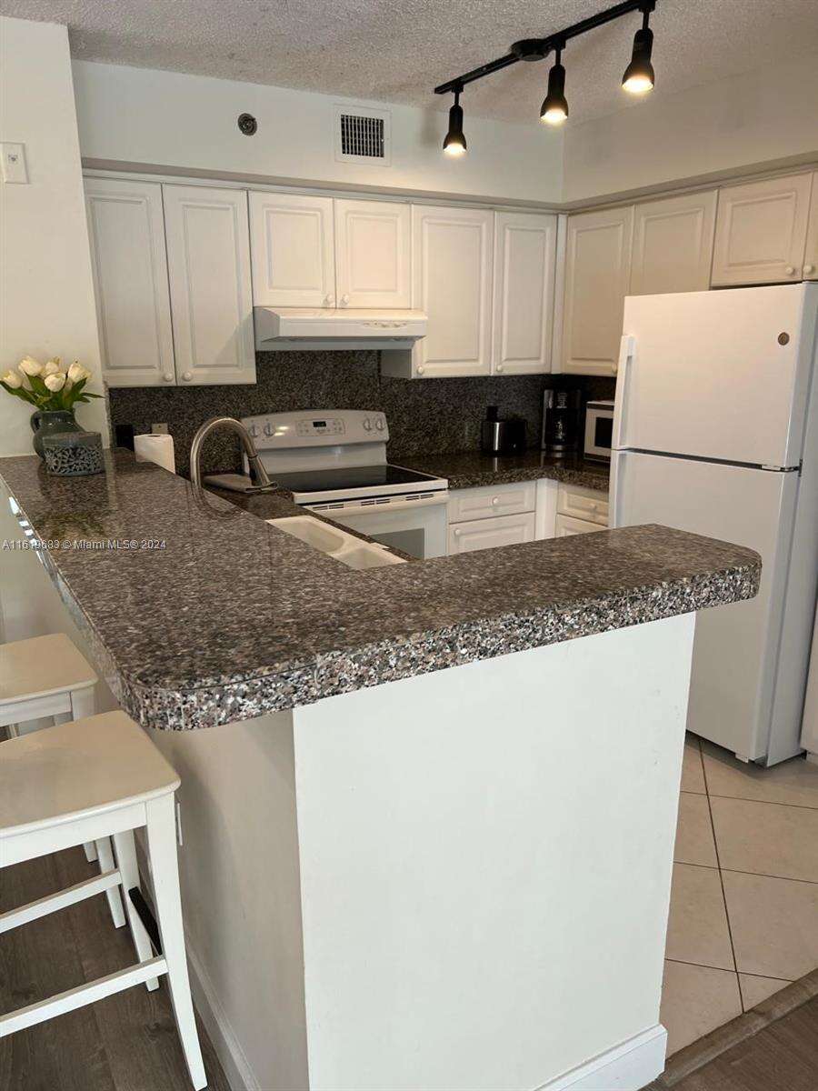 The Yacht Club At Aventura at 19901 Country Club Dr, Aventura, FL 33180 - For Rent photo 9
