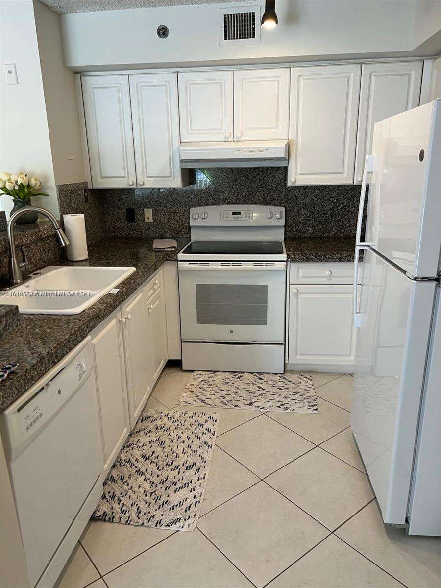 The Yacht Club At Aventura at 19901 Country Club Dr, Aventura, FL 33180 - For Rent photo 10