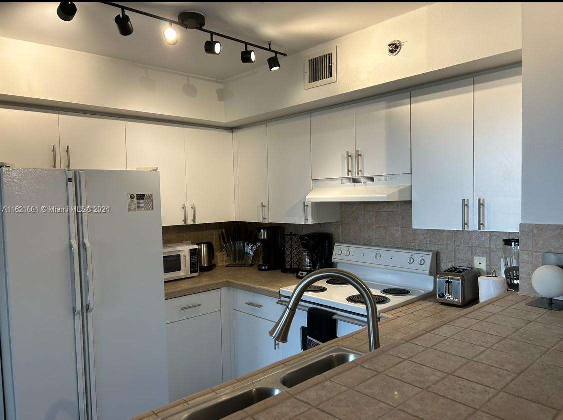 The Yacht Club At Aventura at 19999 Country Club Dr, Aventura, FL 33180 - For Rent photo 13