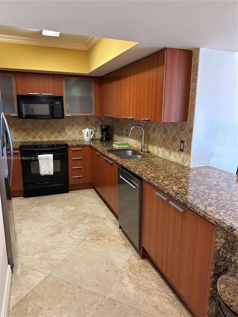 La Perla at 16699 Collins Ave, Sunny Isles Beach, FL 33160 - For Rent photo 25