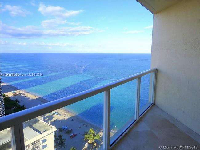 La Perla at 16699 Collins Ave, Sunny Isles Beach, FL 33160 - For Rent photo 2