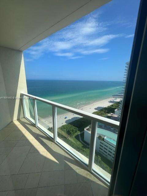 La Perla at 16699 Collins Ave, Sunny Isles Beach, FL 33160 - For Rent photo 5
