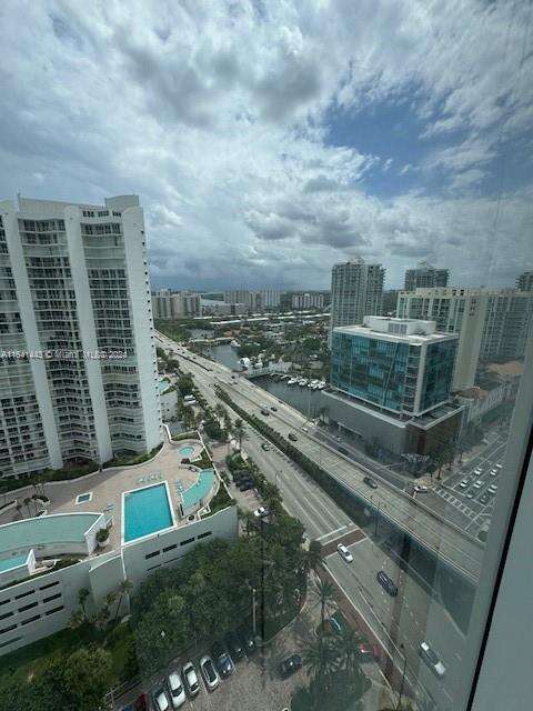 La Perla at 16699 Collins Ave, Sunny Isles Beach, FL 33160 - For Rent photo 6